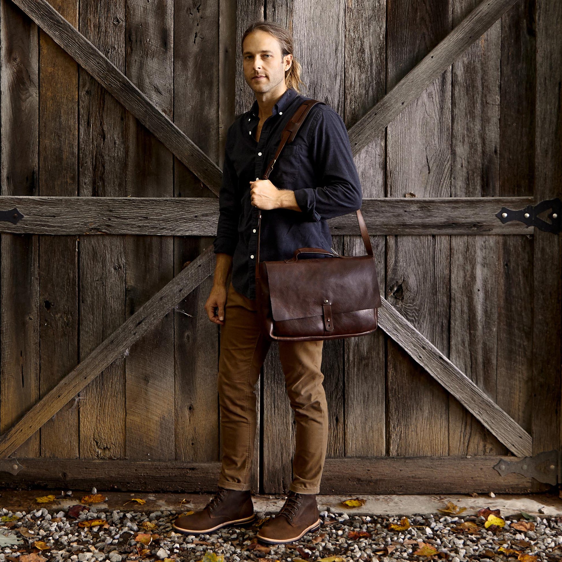 Image 3 of the Loreto Messenger Bag Chestnut Nisolo 